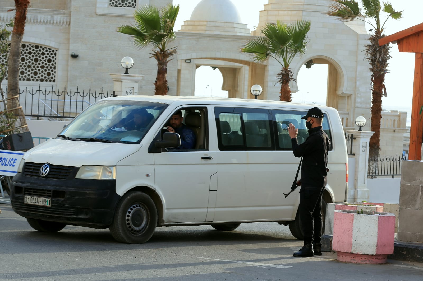 انتشار الشرطة في الساحات العامة والمتنزهات لمنع الازدحام خلال عيد الفطر