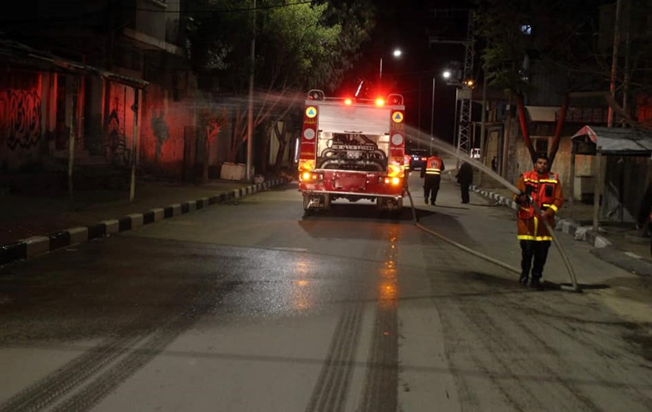 الدفاع المدني يُشارك في مبادرات للتعقيم بمحافظات القطاع لمكافحة جائحة كورونا