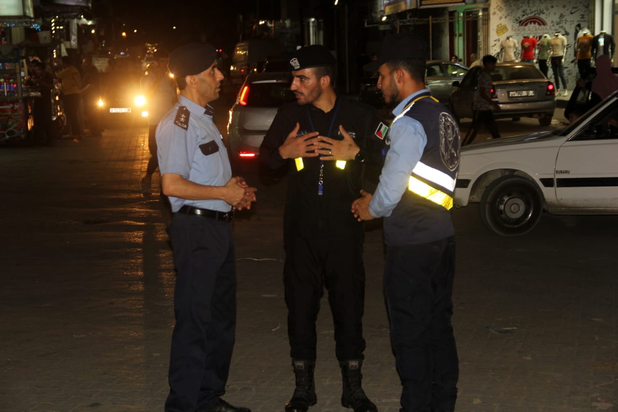 صور من انتشار الأجهزة والإدارات الشرطية لتيسير وتأمين حركة المواطنين عشية عيد الأضحى المبارك