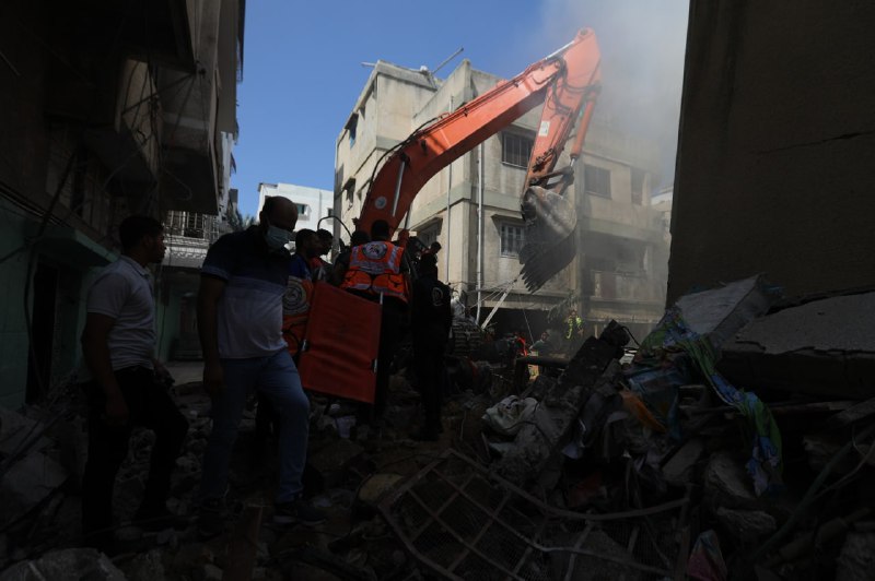 عمل أطقم الدفاع المدني والخدمات الطبية في متابعة آثار مجزرة "الرمال" بغزة