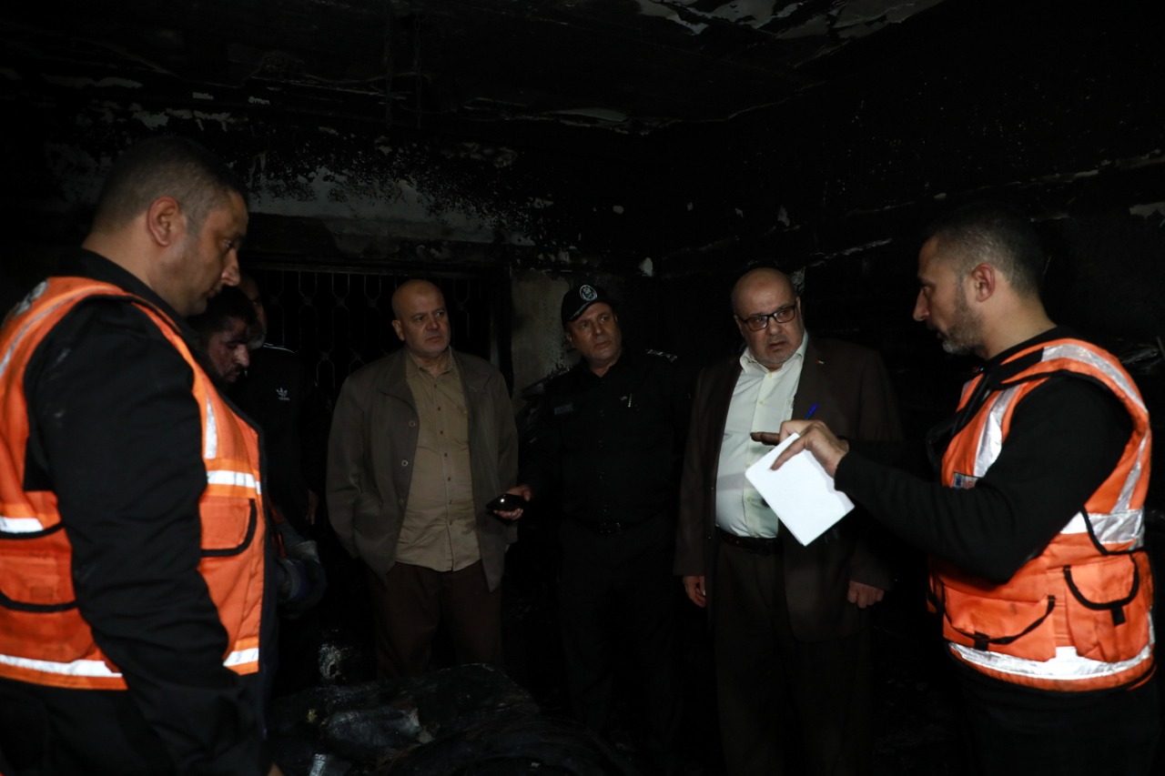 صور من تعامل أطقم الدفاع المدني والشرطة مع حريق البناية السكنية شمال غزة