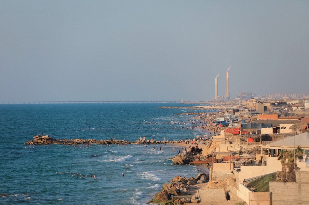 صور من استجمام المواطنين على شاطئ البحر خلال الإجازة الأسبوعية