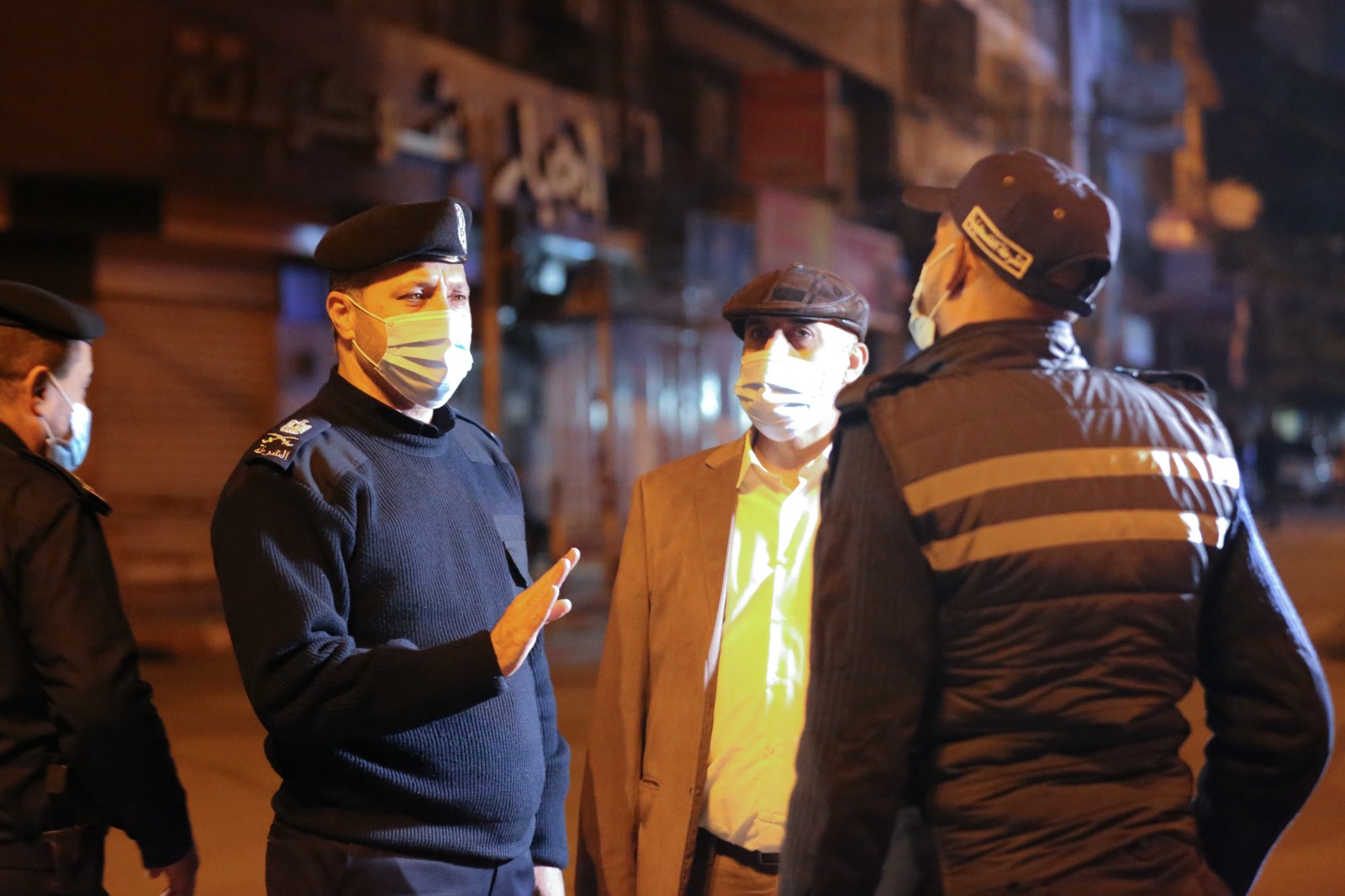 الشرطة تُتابع التزام المواطنين والمنشآت بالإغلاق وحظر التجوال