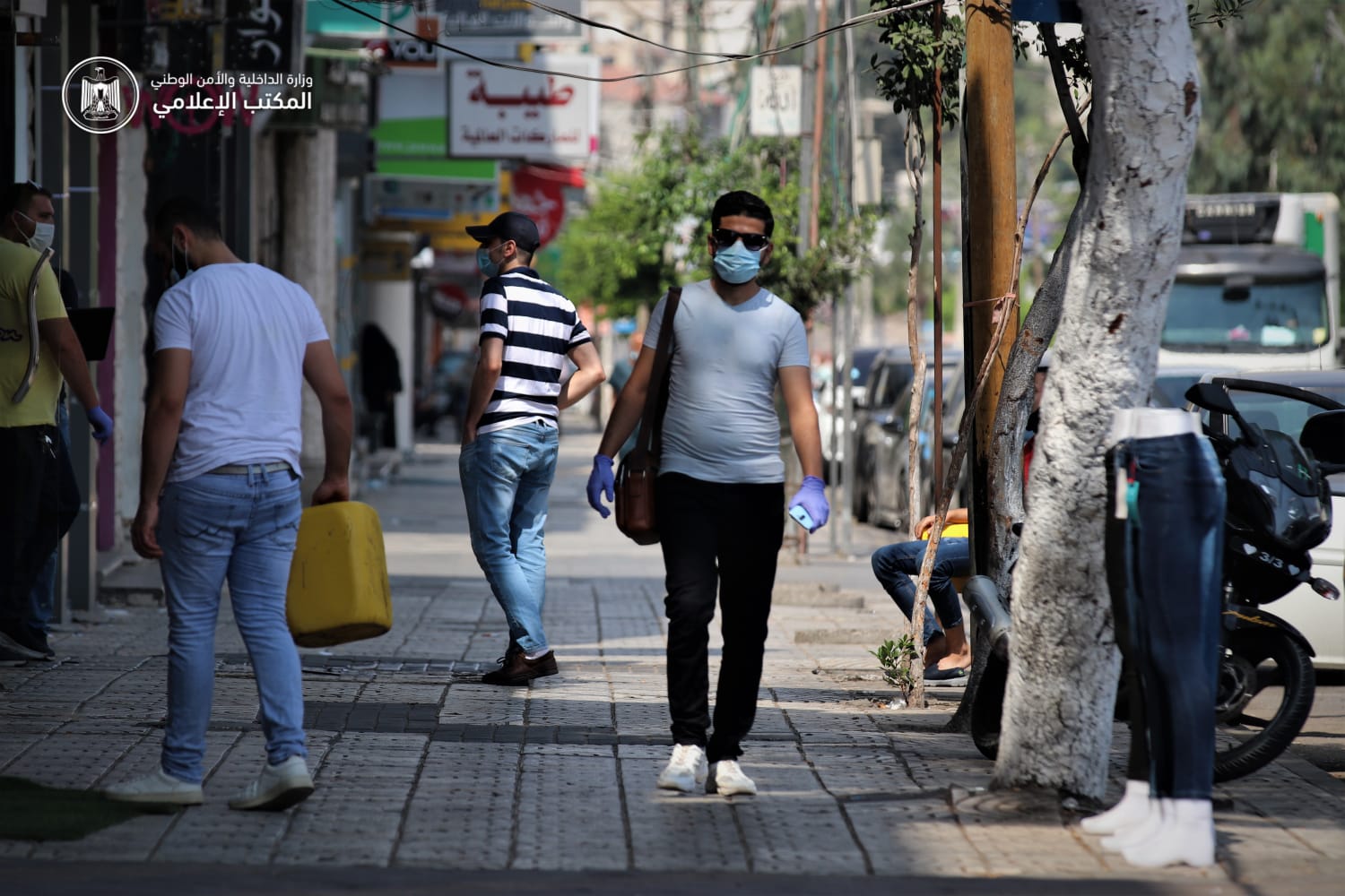 حركة المواطنين بمدينة غزة في ظل تخفيف حظر التجوال بعدد من المناطق