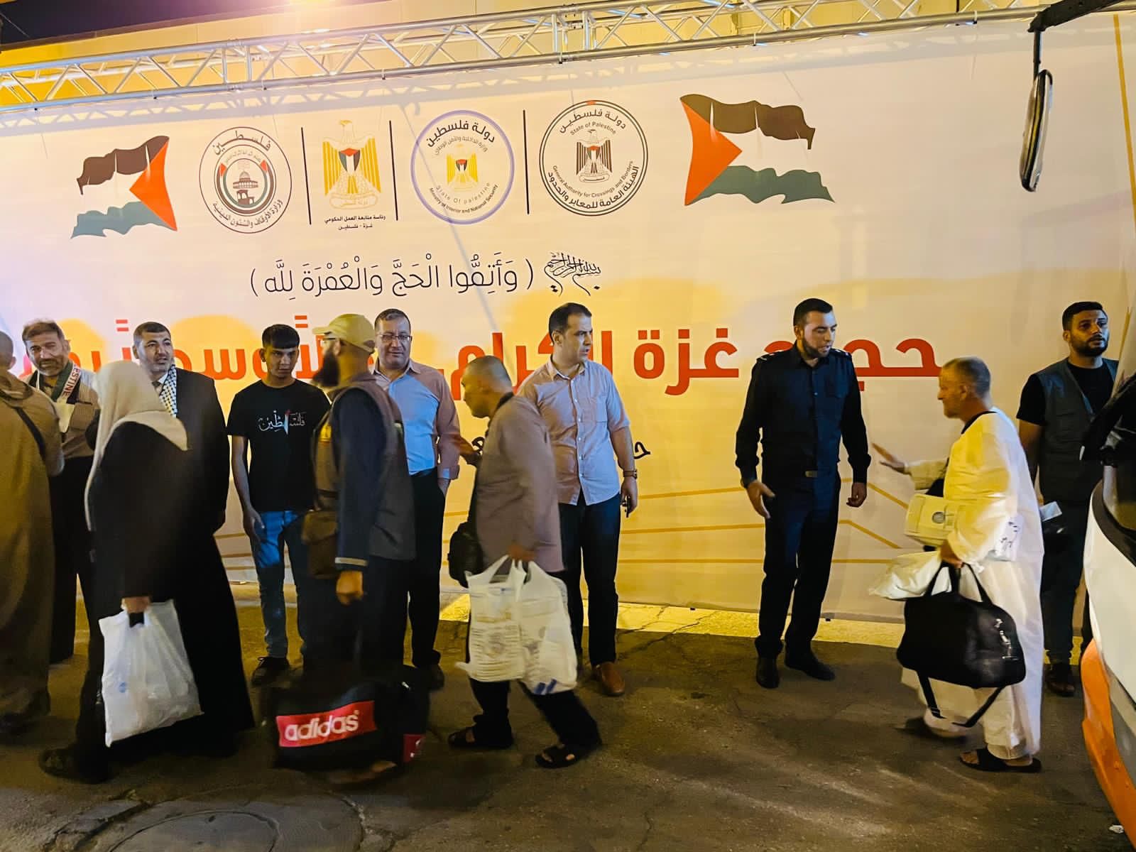 "أطقم المعابر" و"أجهزة الداخلية" تسهل وصول مكرمة الحجاج عبر معبر رفح