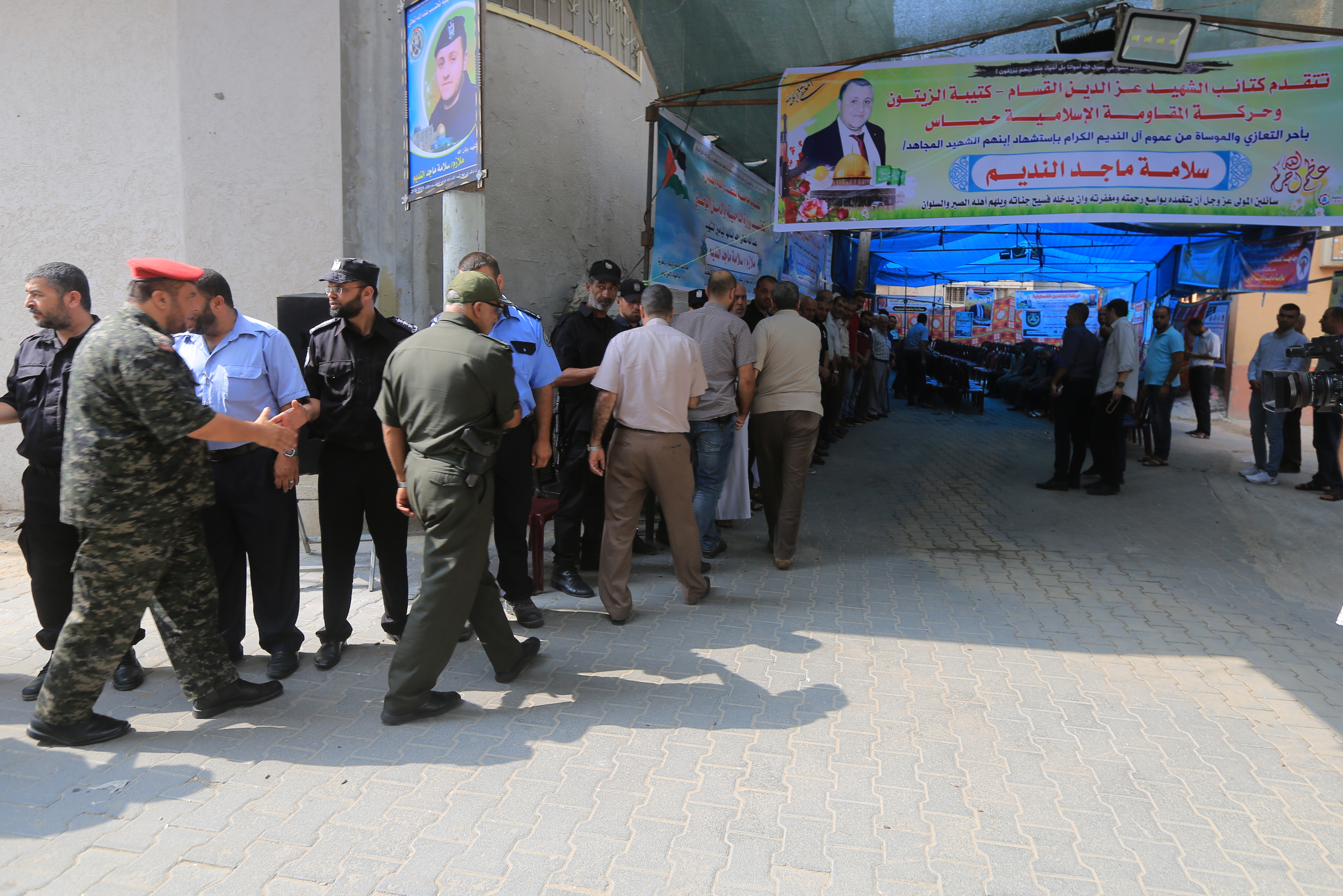 قيادة الداخلية تُقدم العزاء لذوي شهداء الواجب الثلاثة