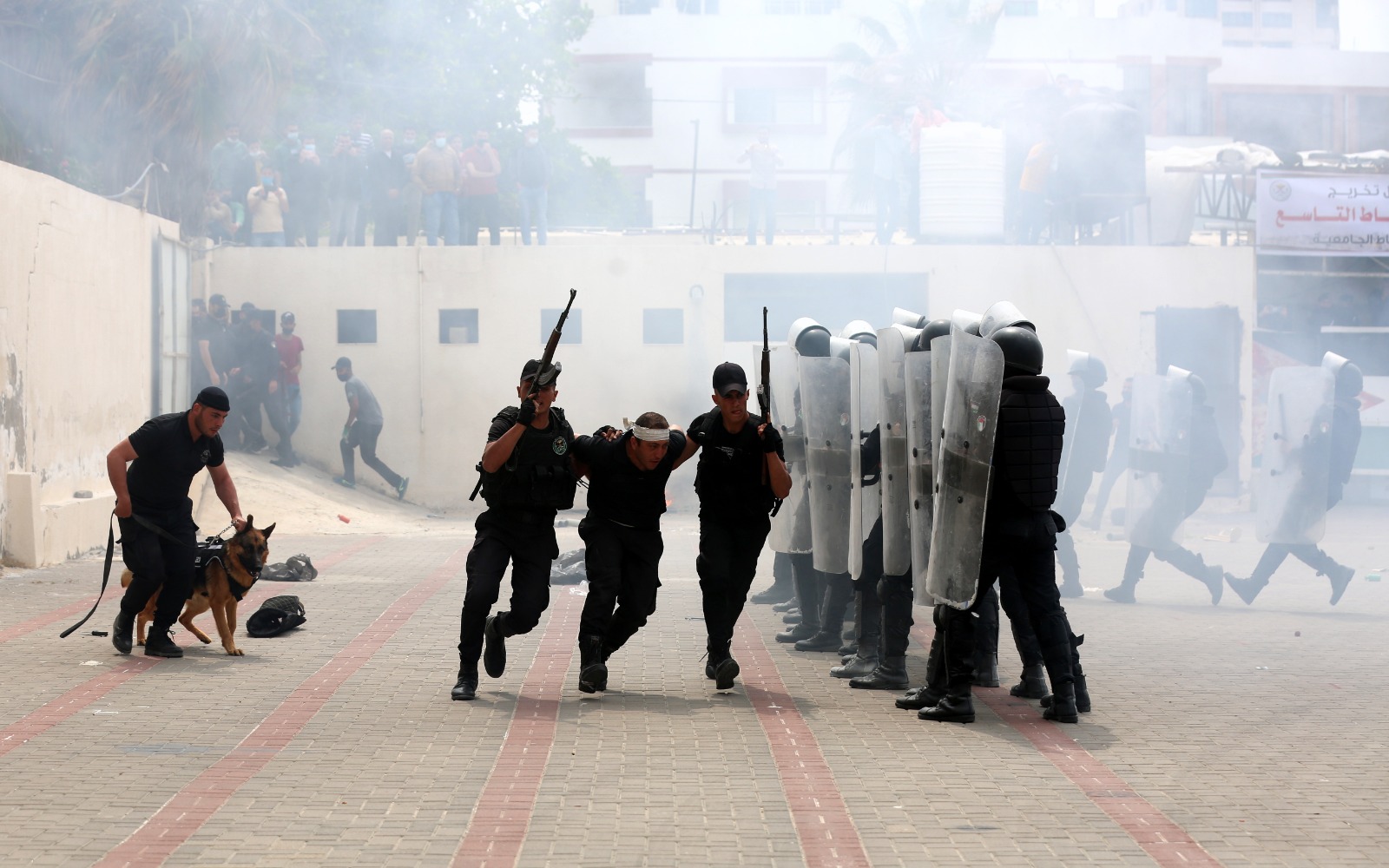 صور.. كلية "الرباط" تُخرج الدفعة التاسعة بكالوريوس "العلوم الشرطية"