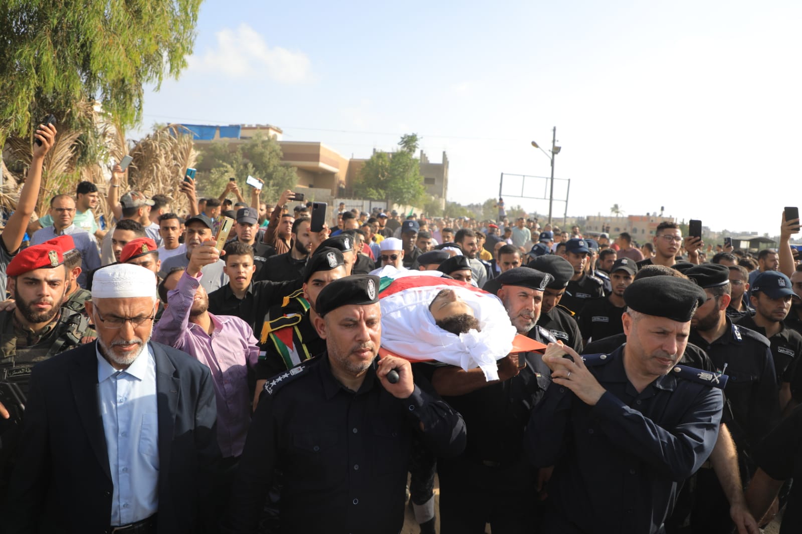 تشييع جثمان شهيد الواجب "مصلح" بموكب عسكري بمشاركة قيادة "الداخلية" والشرطة