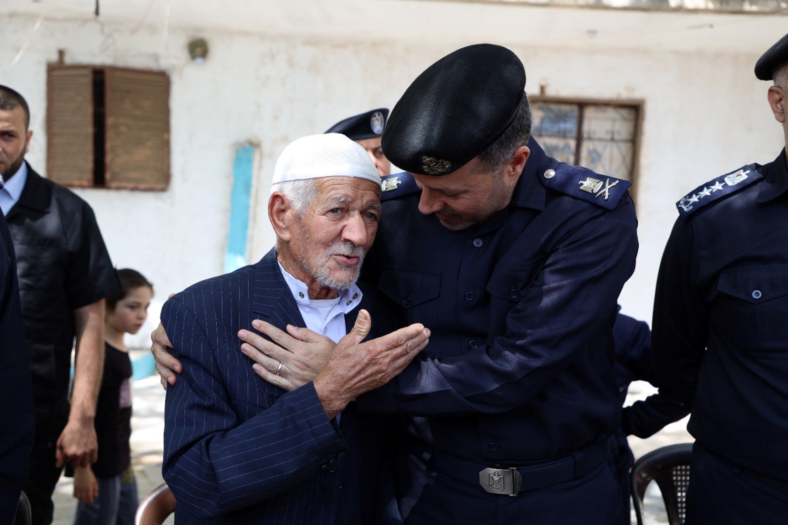  قيادة "الشرطة" تُقدم واجب العزاء لذوي شهـداء العدوان