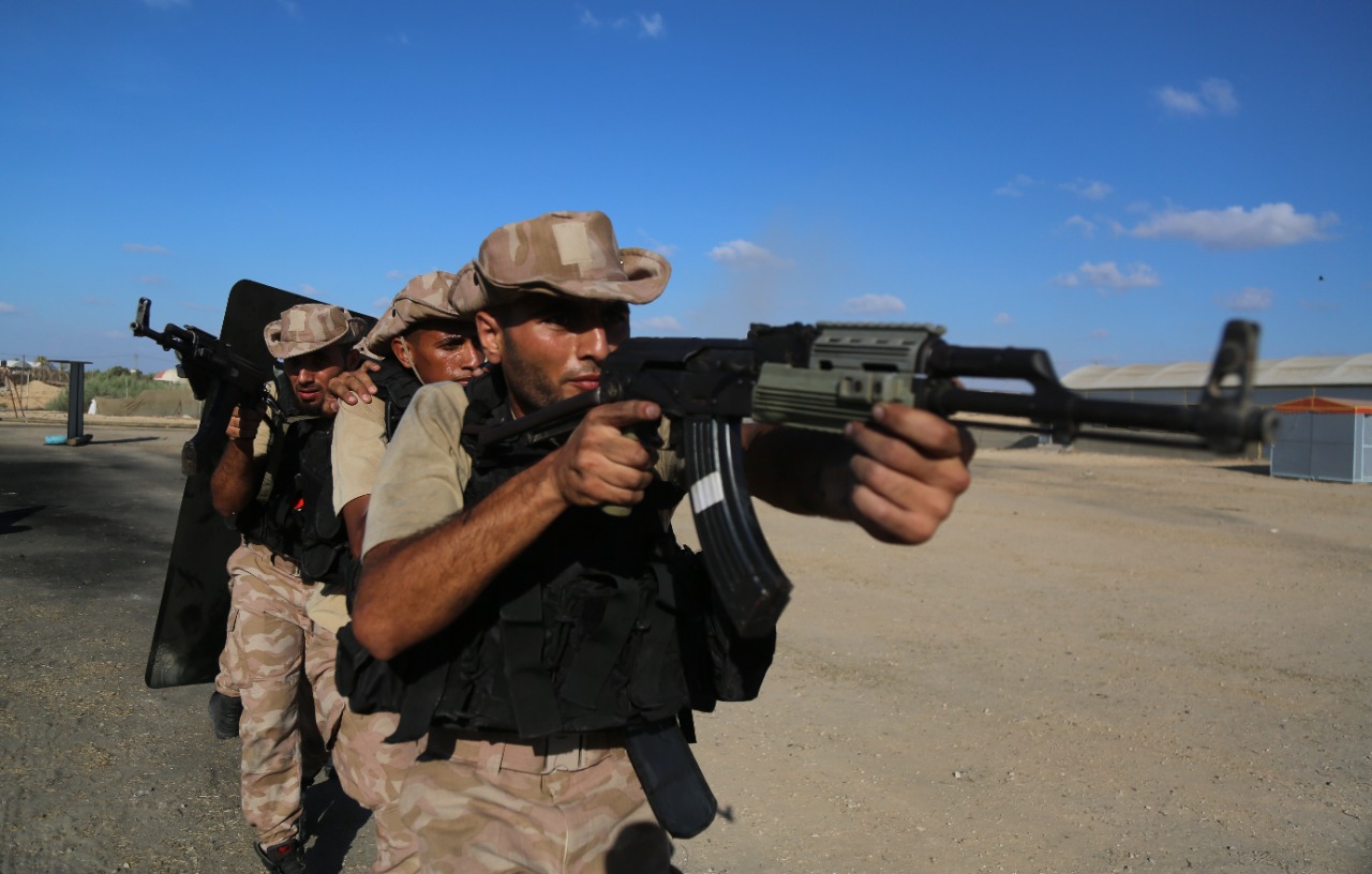 تدريبات دورة "الصاعقة" لطلبة كلية الرباط الجامعية في المعسكر التدريبي المغلق بخانيونس
