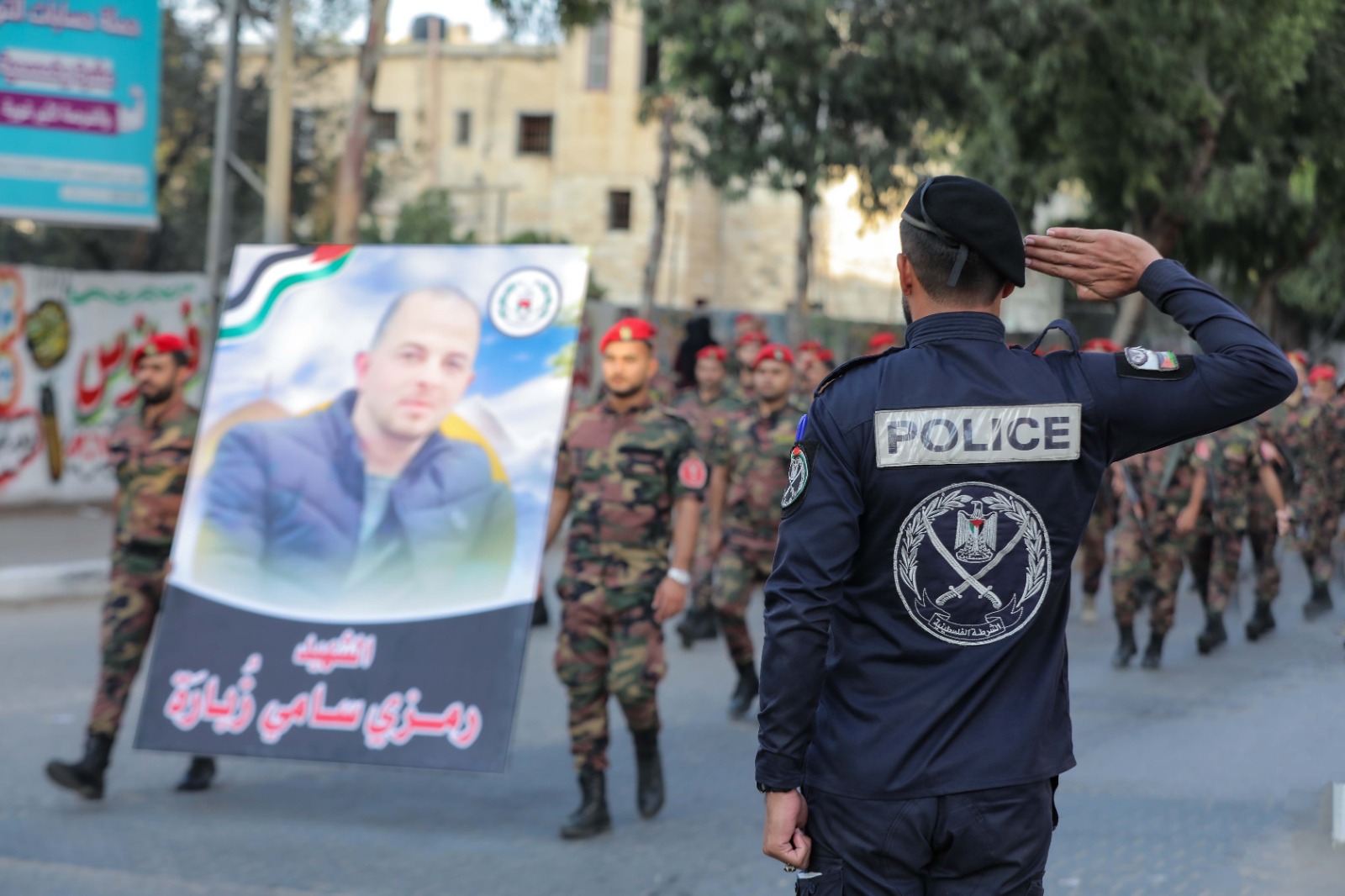 "الداخلية" تُنظم مسيراً عسكرياً تكريماً لشهداء الأجهزة الأمنية بالضفة