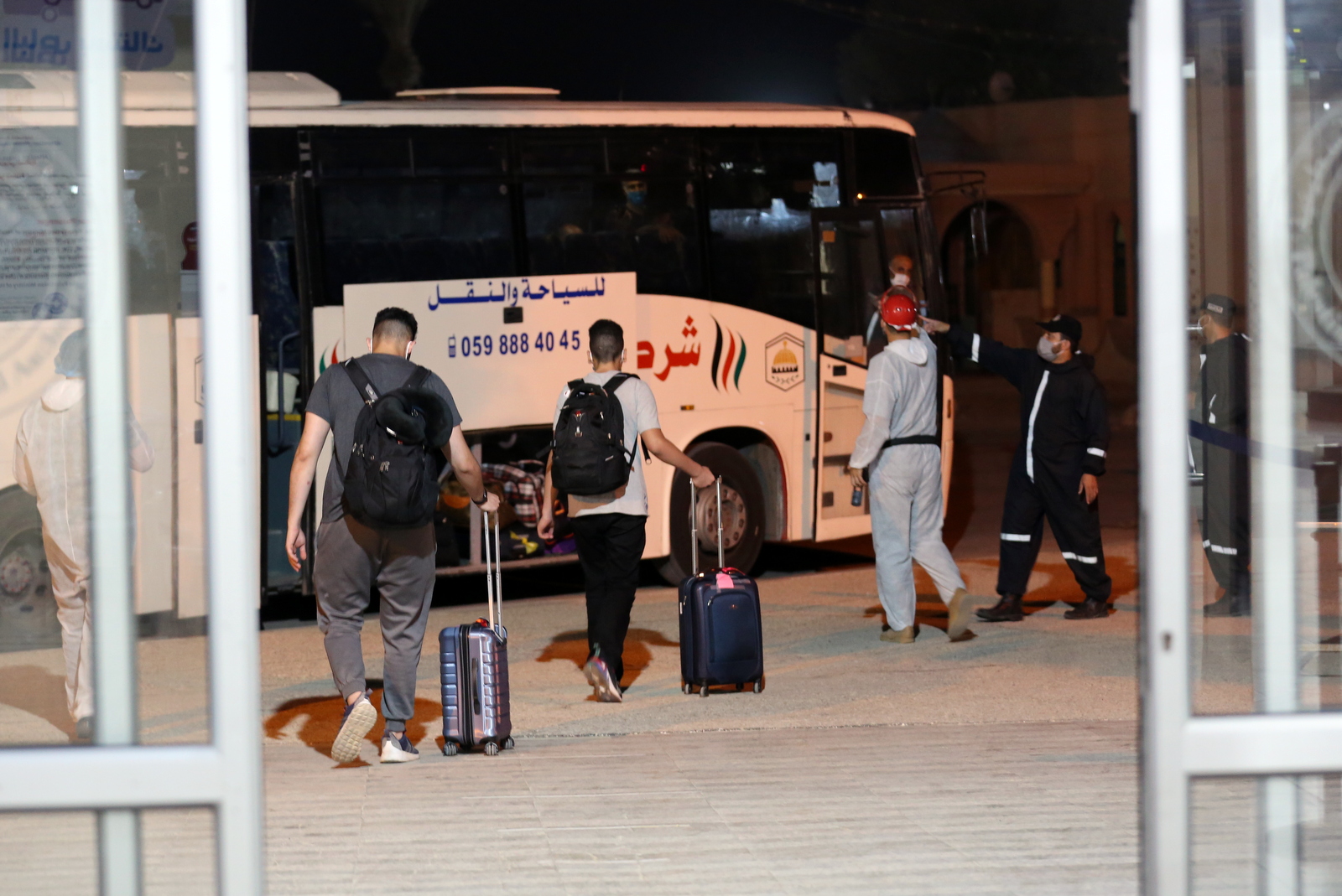 توافد المسافرين العائدين عبر معبر رفح في أول أيام فتحه استثنائياً