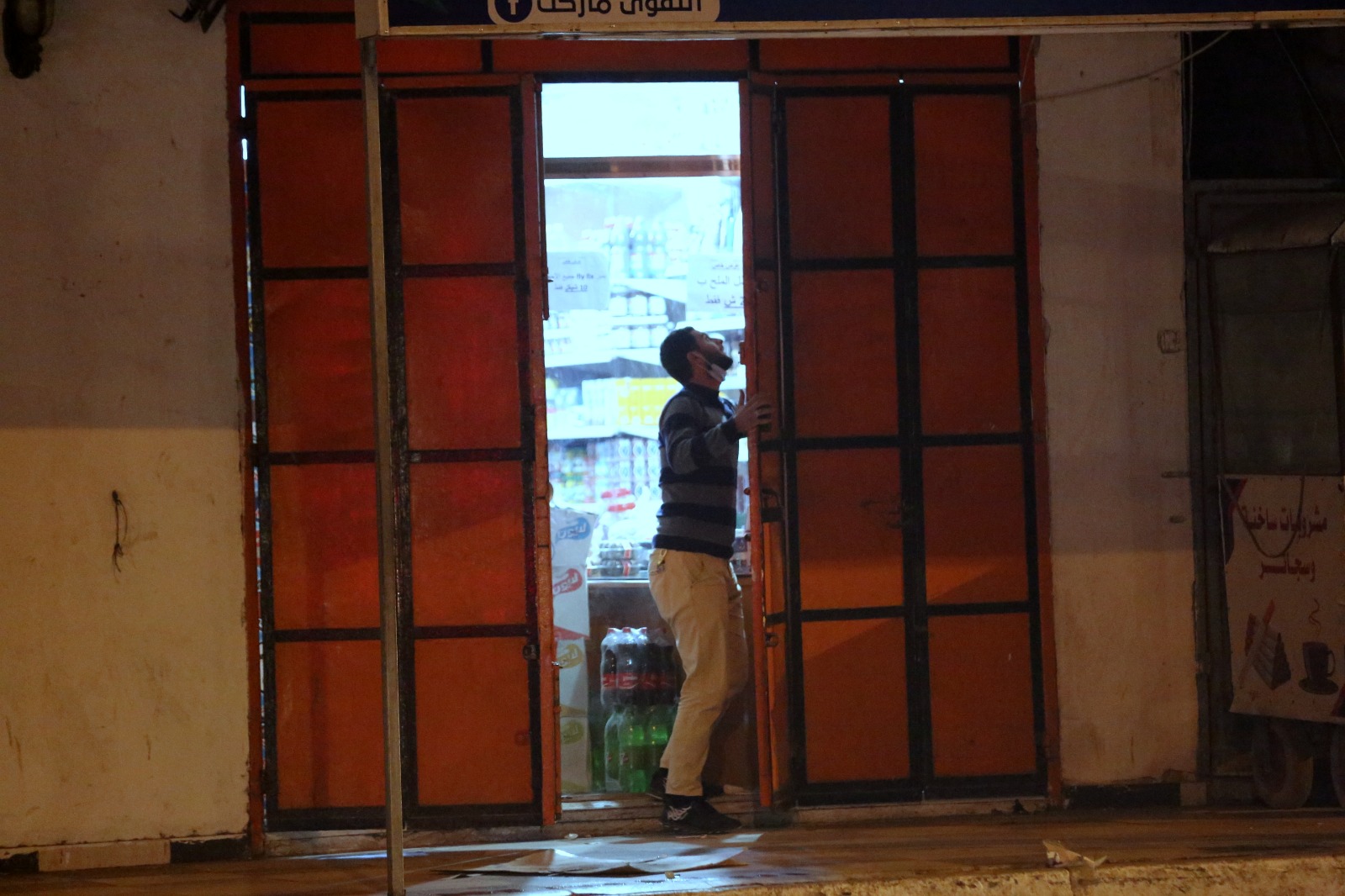 الشرطة تُتابع التزام المواطنين والمنشآت بالإغلاق وحظر التجوال