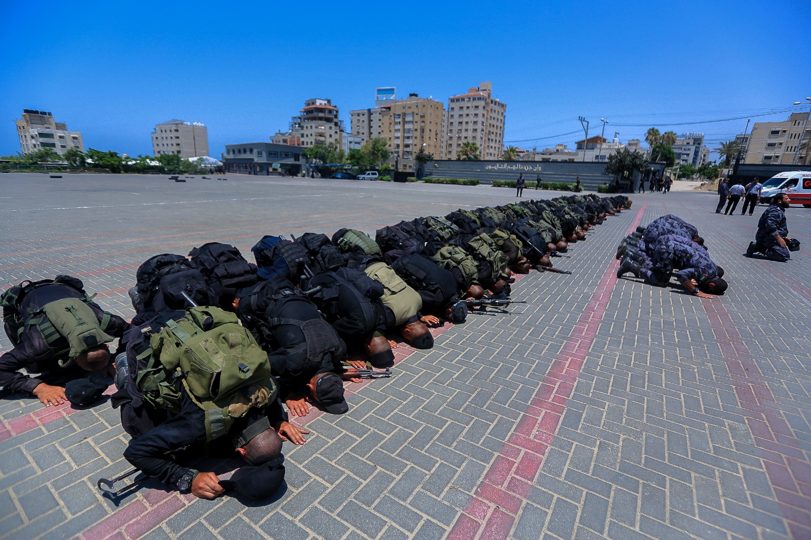 مديرية التدريب تُنظم مسيراً عسكرياً للدفعة الأولى من الدورة التأسيسية الثانية