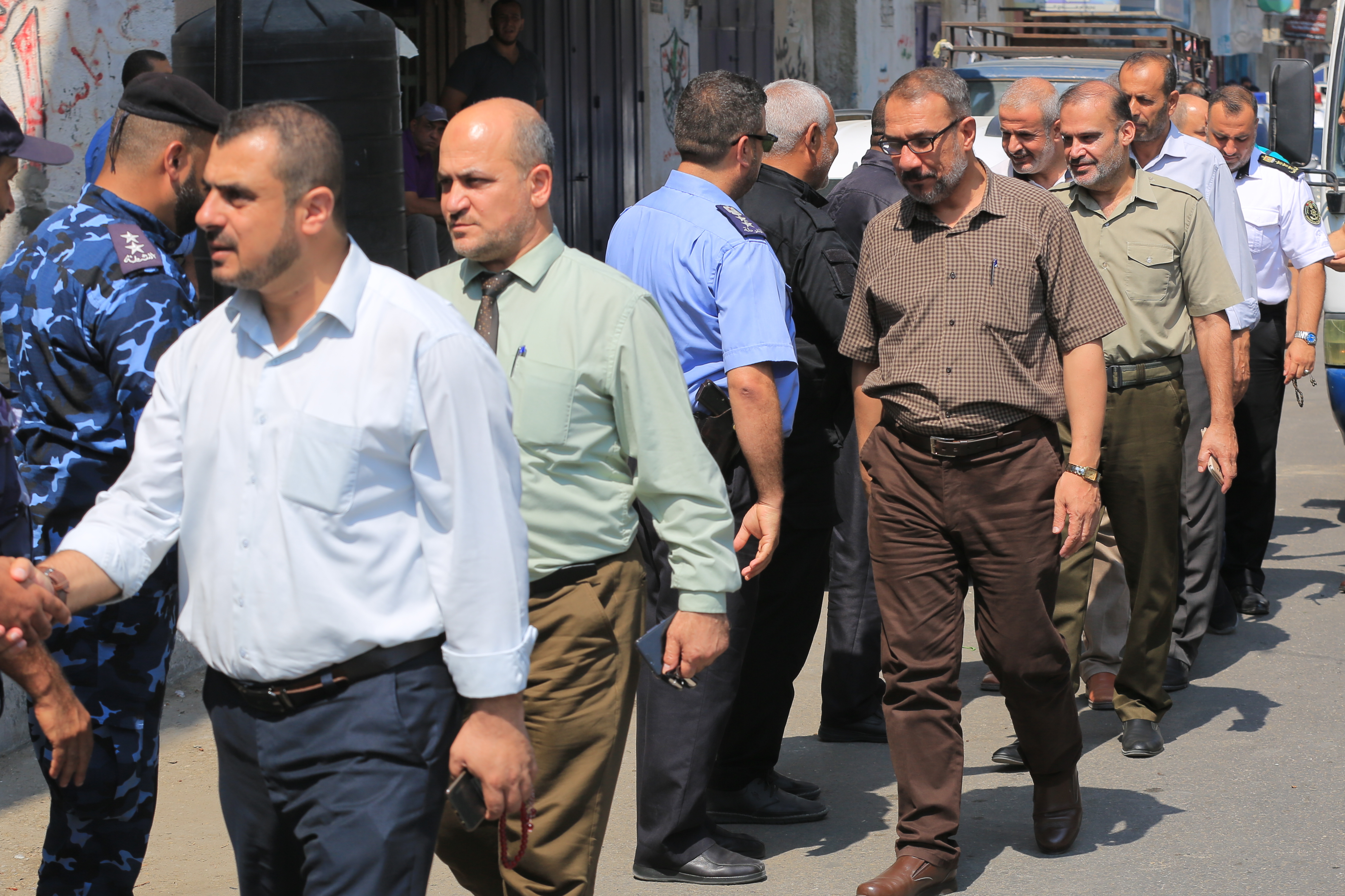 قيادة الداخلية تُقدم العزاء لذوي شهداء الواجب الثلاثة