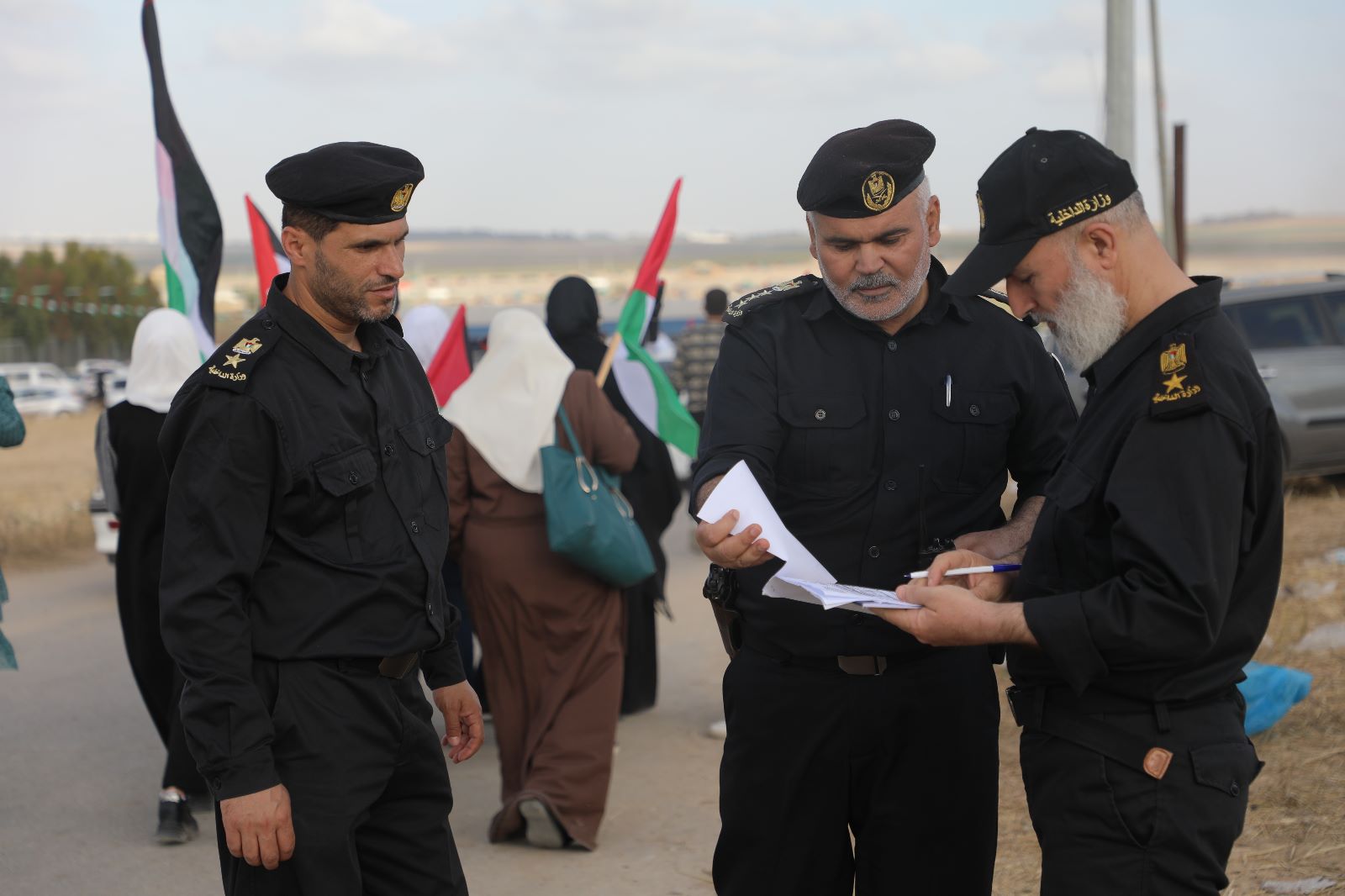 أجهزة "الداخلية" تساند المواطنين بفعالية "مسيرة الأعلام الفلسطينية" شرق غزة