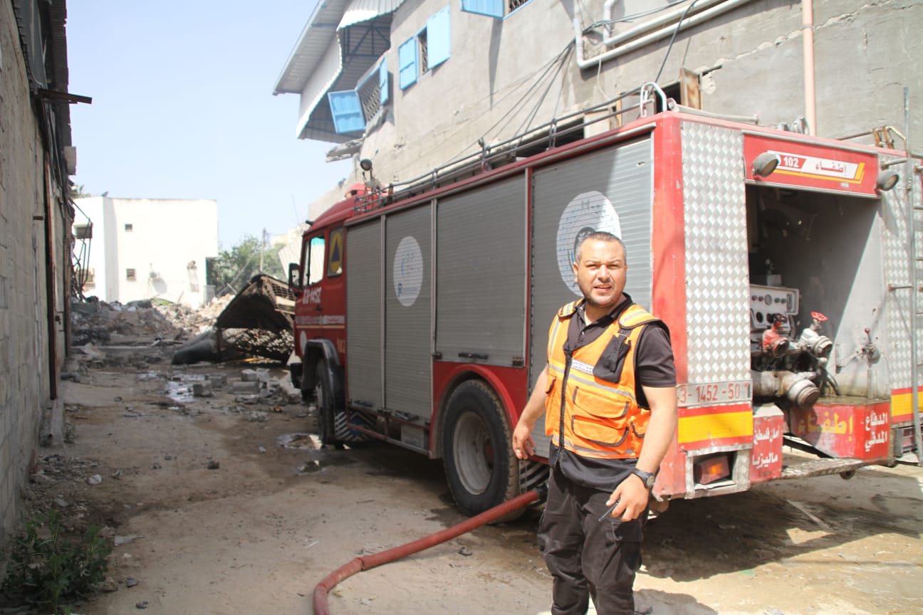 الدفاع المدني يُتابع آثار العدوان الإسرائيلي