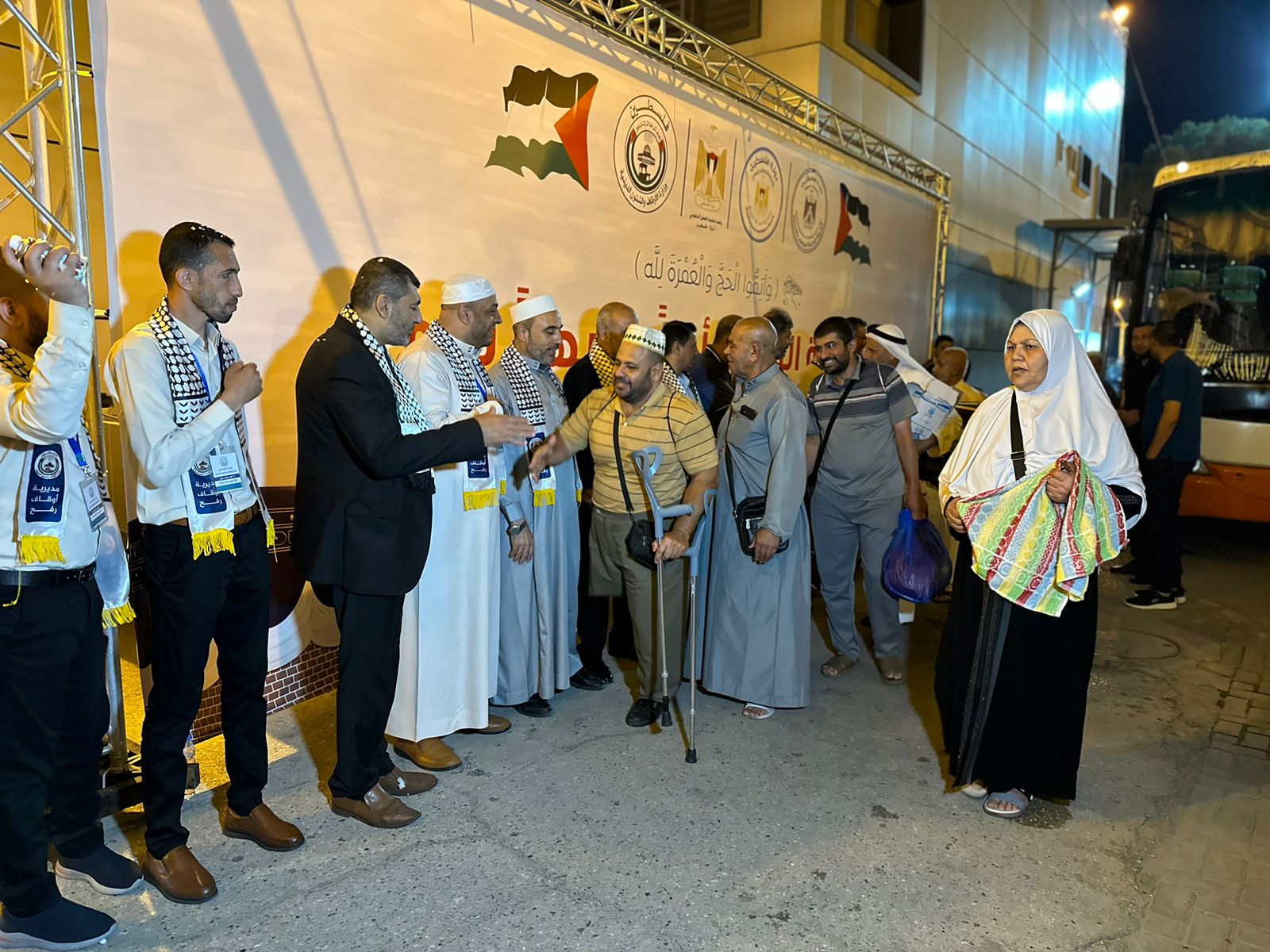 "أطقم المعابر" و"أجهزة الداخلية" تسهل وصول مكرمة الحجاج عبر معبر رفح