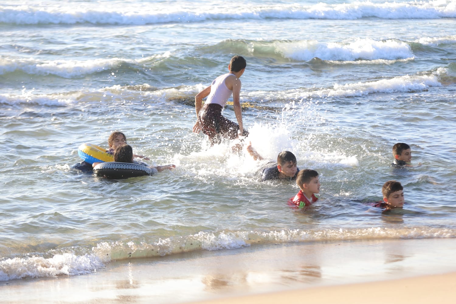 أجواء اصطياف المواطنين في غزة على شاطئ البحر والشريط الساحلي في ظل ارتفاع درجات الحرارة.