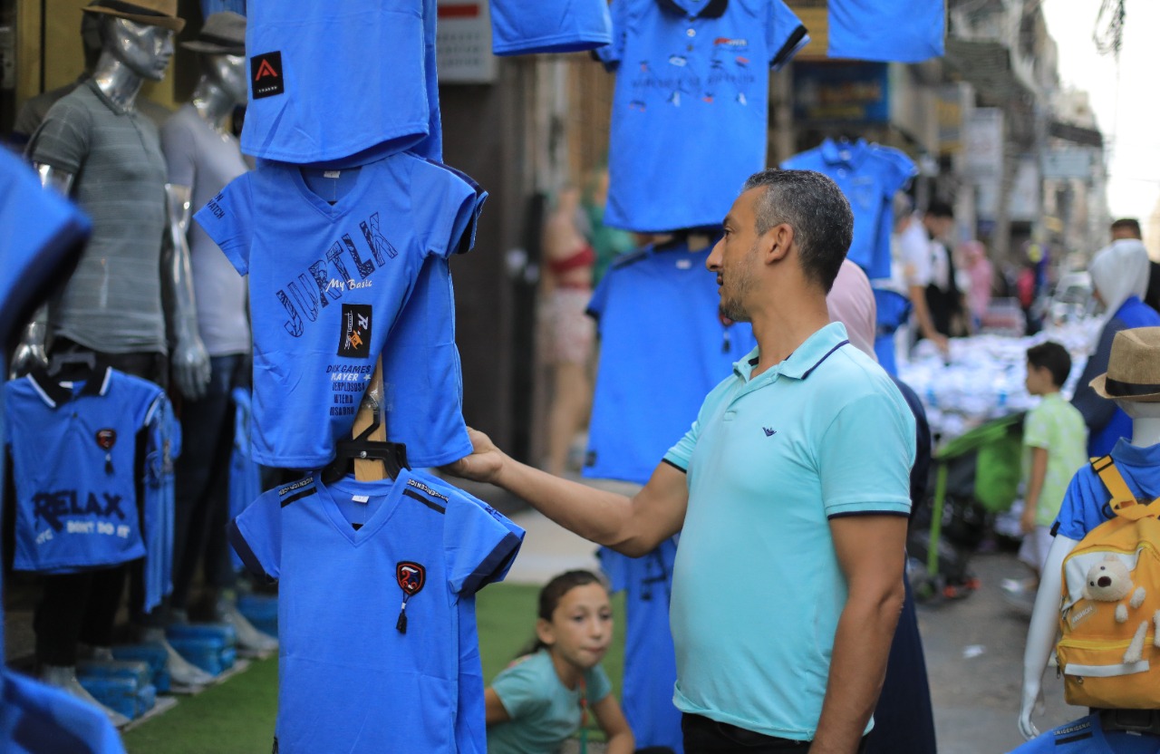 جانب من استعدادات المواطنين في غزة لبدء العام الدراسي الجديد