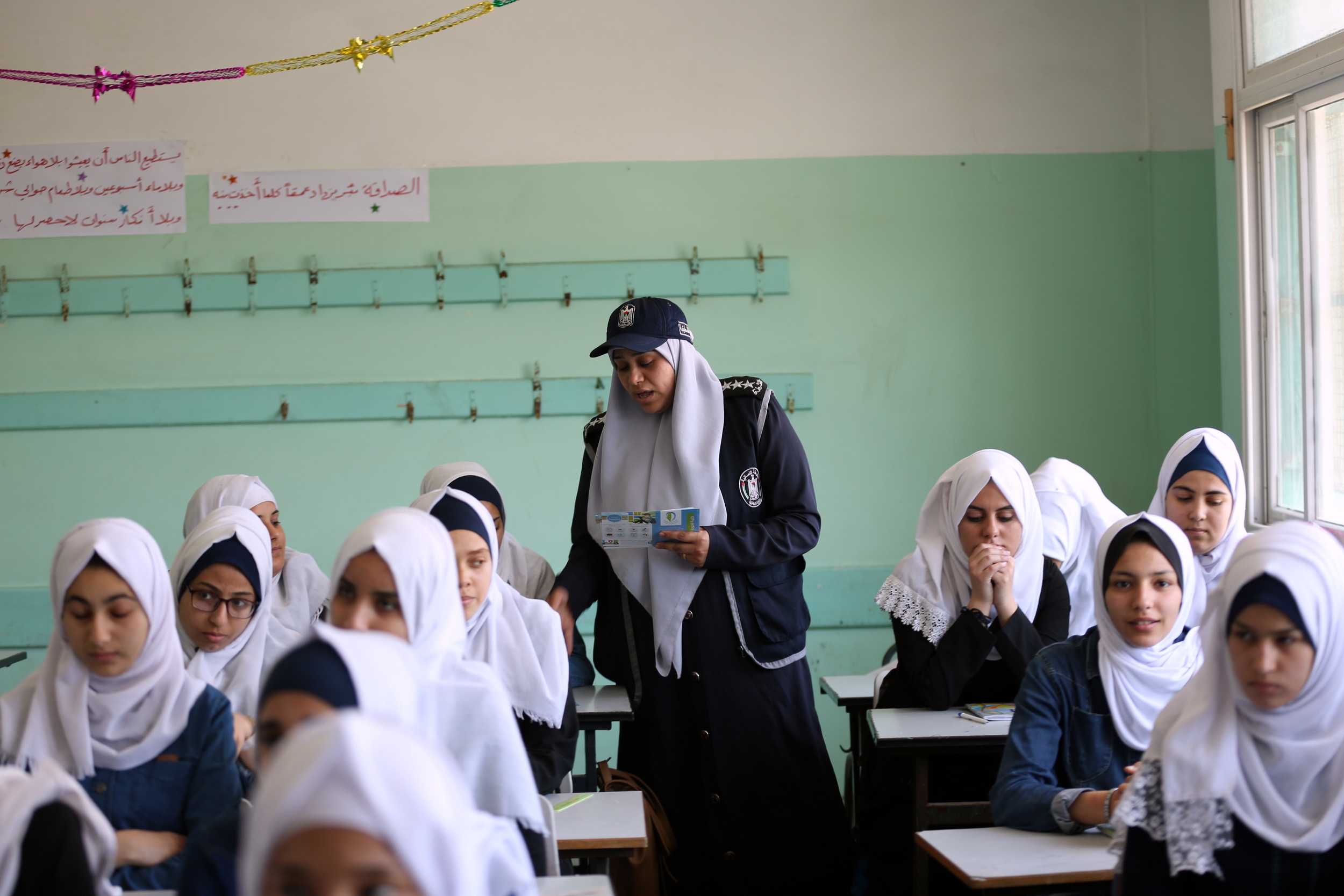 المرور والشرطة النسائية تُطلقان حملة توعوية لطالبات المدارس الثانوية