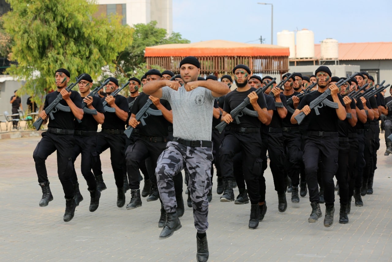 "مديرية التدريب" تُخرج دورتَي صف الضباط 27 والتأسيسية 35