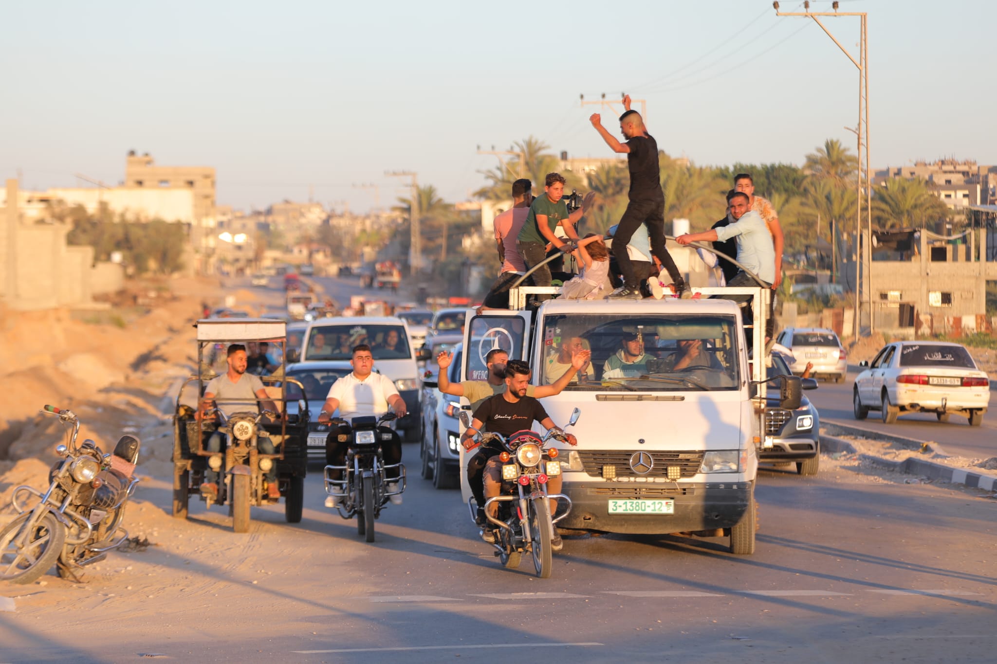 أجواء اصطياف المواطنين في غزة على شاطئ البحر والشريط الساحلي في ظل ارتفاع درجات الحرارة.