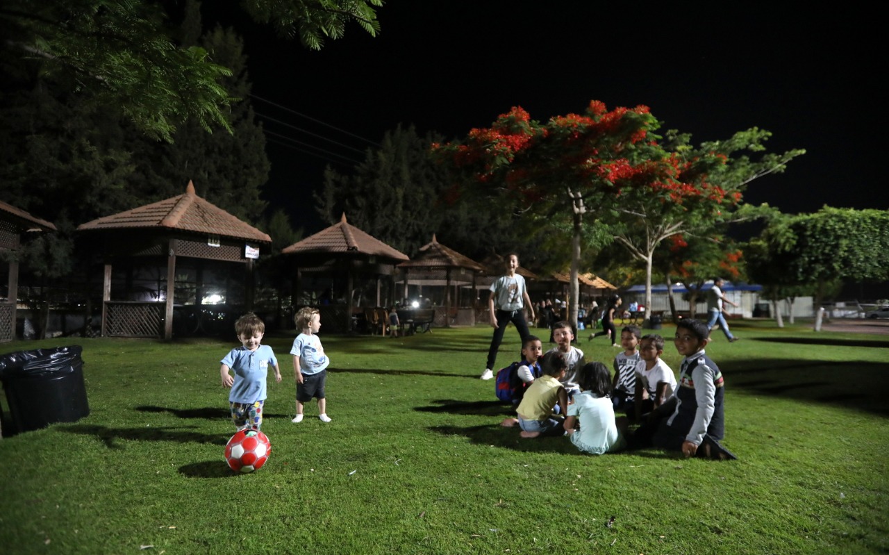 مواطنون يقضون إجازة نهاية الأسبوع في عدد من الأماكن الترفيهية بقطاع غزة