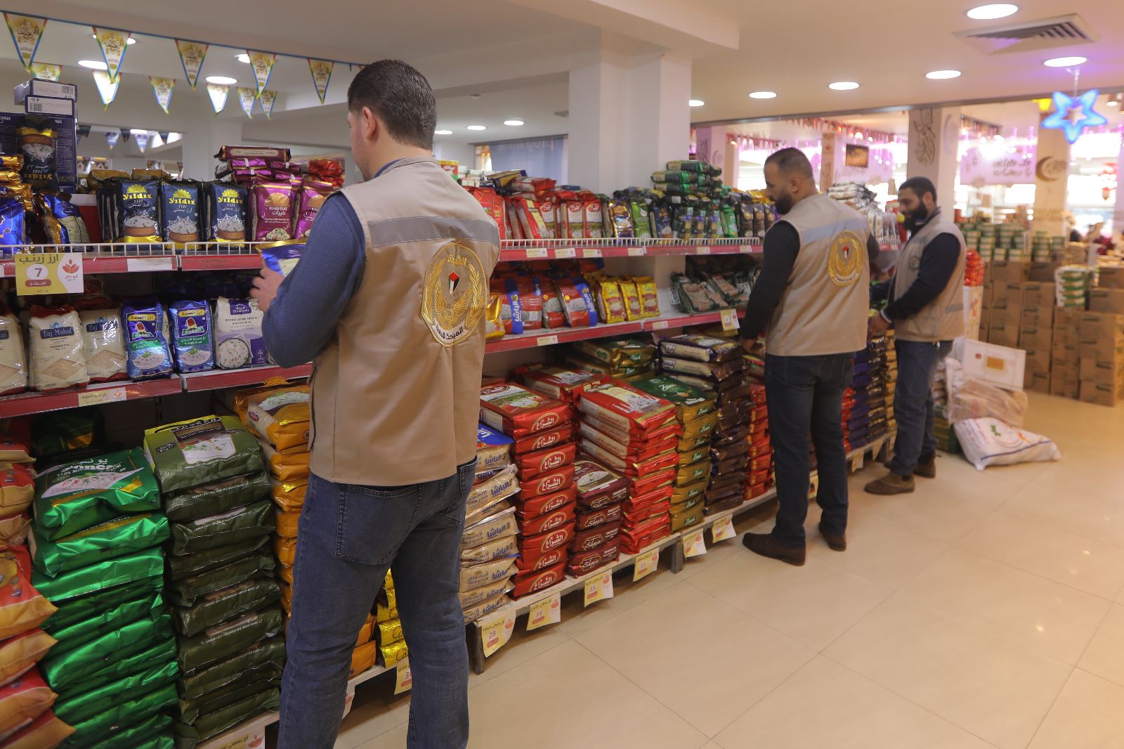 جانب من الجولات التفتيشية لمباحث التموين بالشرطة على الأسواق والمولات التجارية في قطاع غزة