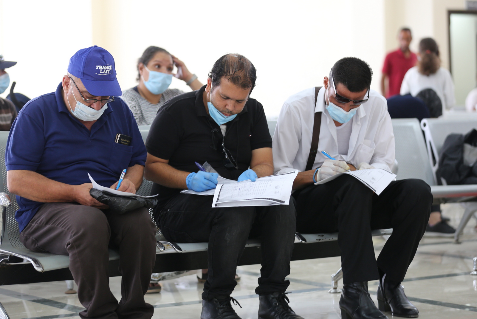  بدء مغادرة المسافرين عبر معبر رفح في أول أيام فتحه استثنائياً