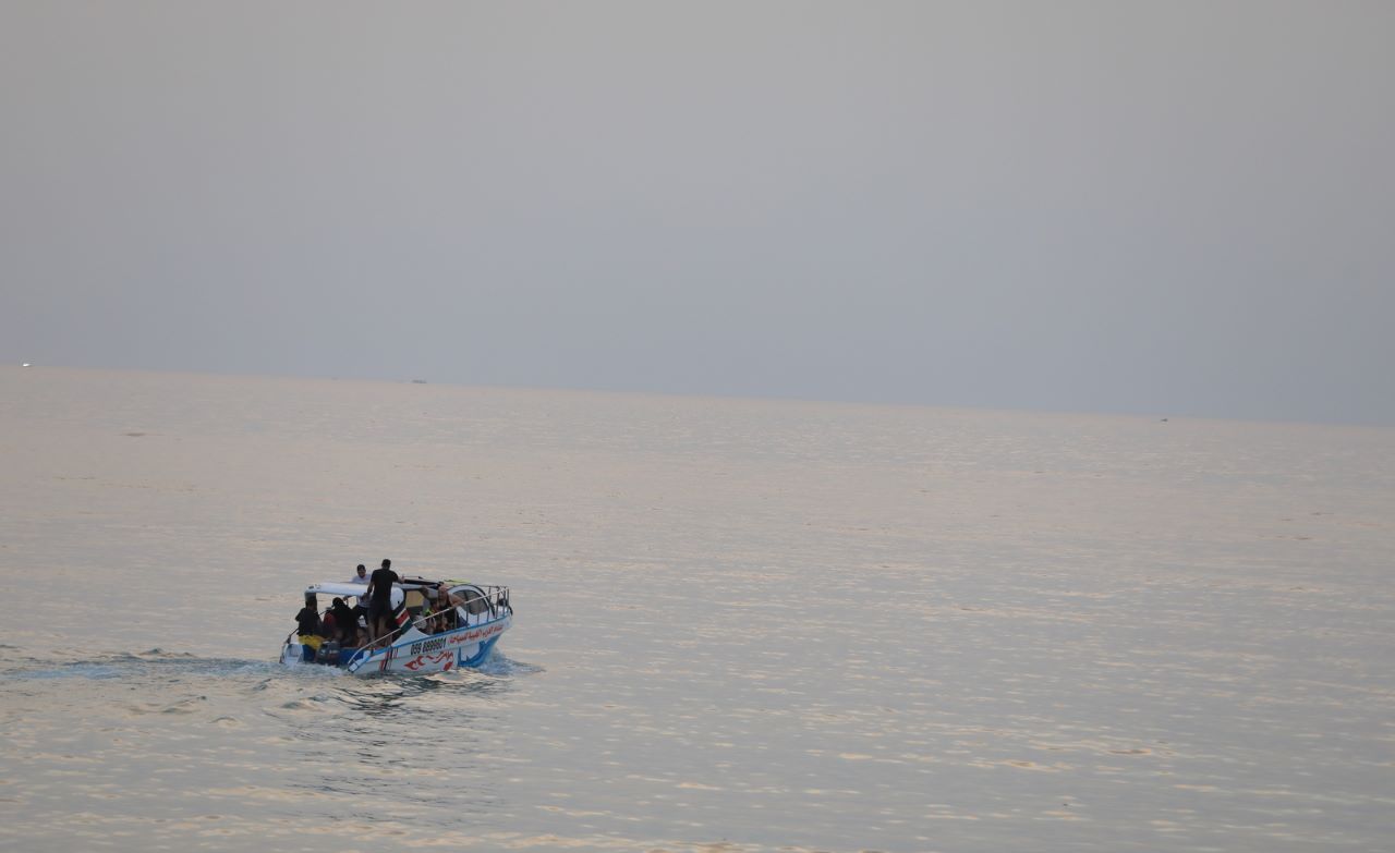 أجواء اصطياف المواطنين بغزة على شاطئ البحر وعمل أجهزة الداخلية في توفير الأجواء الملائمة