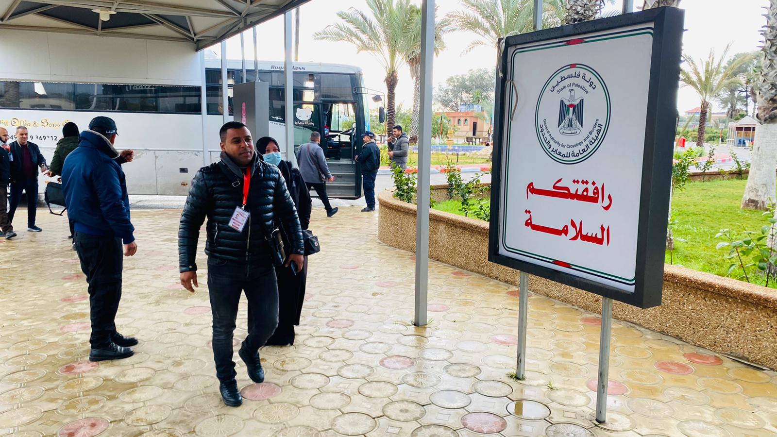 أطقم "المعابر" تُسهل مغادرة الفوج الأول من المعتمرين عبر معبر رفح 