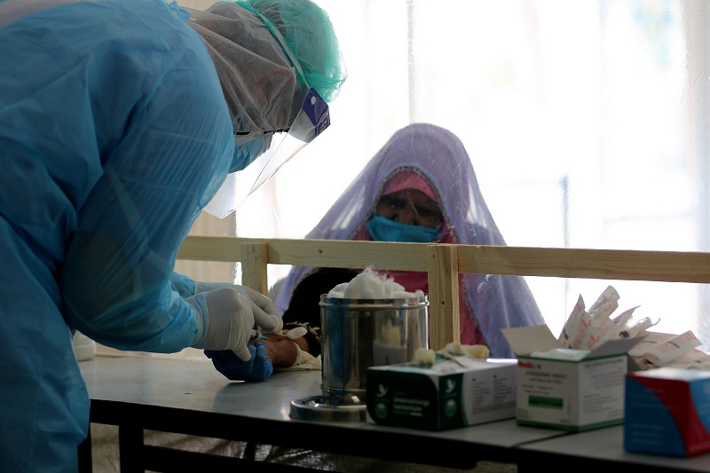 توافد المسافرين العائدين عبر معبر رفح في أول أيام فتحه استثنائياً