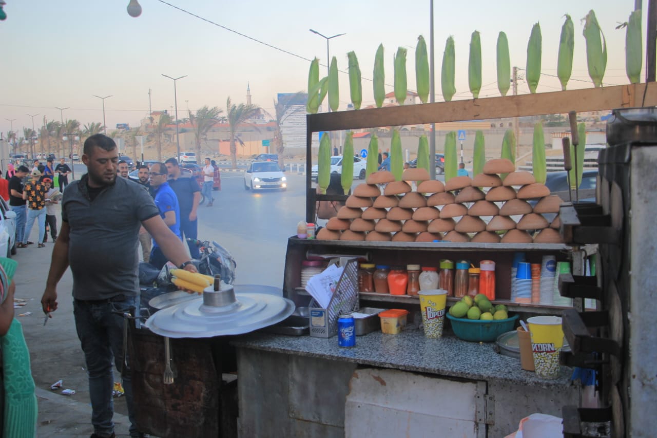 اصطياف المواطنين بغزة على شاطئ البحر وعدد من الأماكن الترفيهية خلال الإجازة الأسبوعية