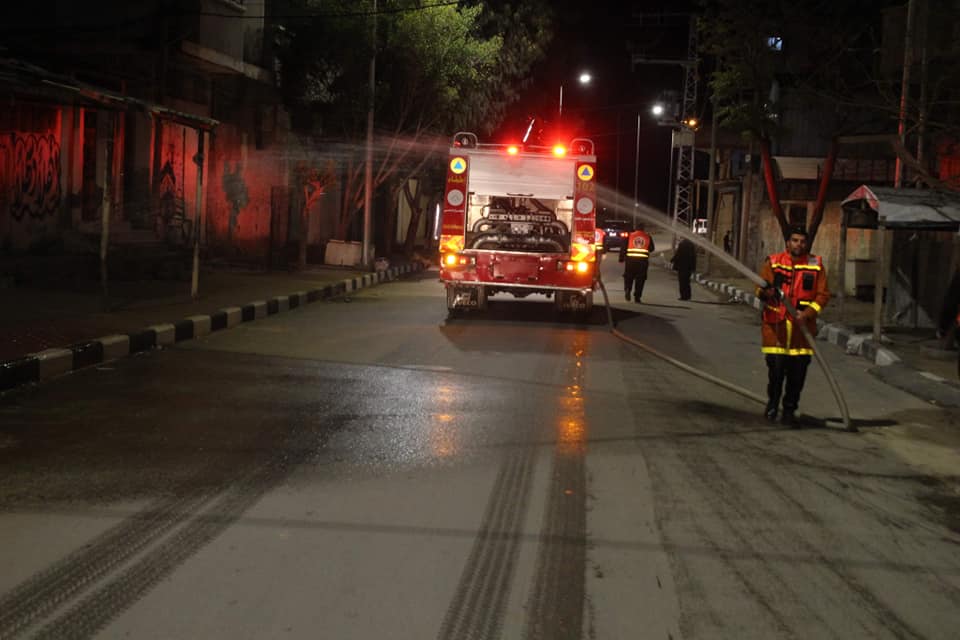 الدفاع المدني يُشارك في مبادرات للتعقيم بمحافظات القطاع لمكافحة جائحة كورونا