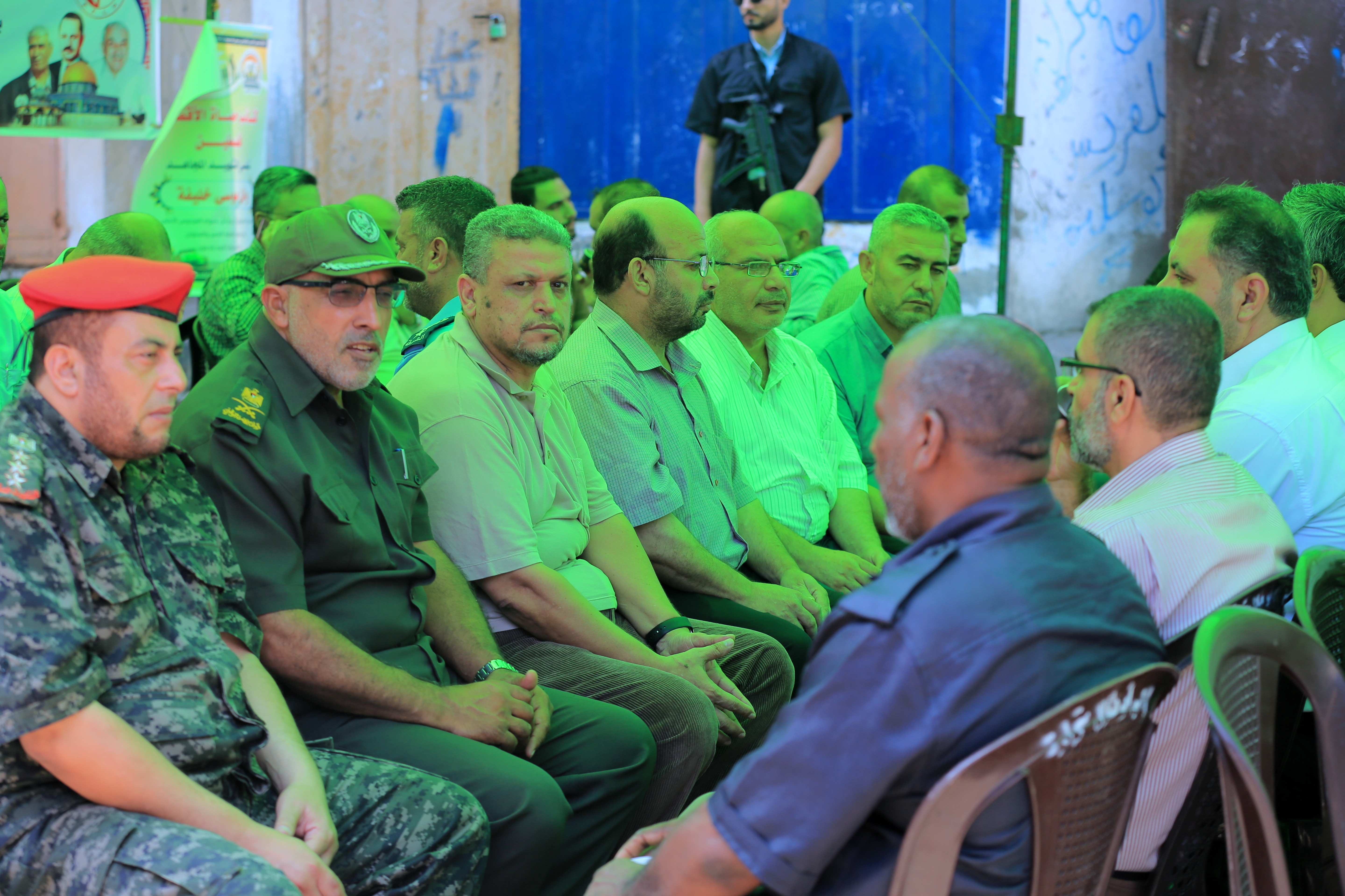 قيادة الداخلية تُقدم العزاء لذوي شهداء الواجب الثلاثة