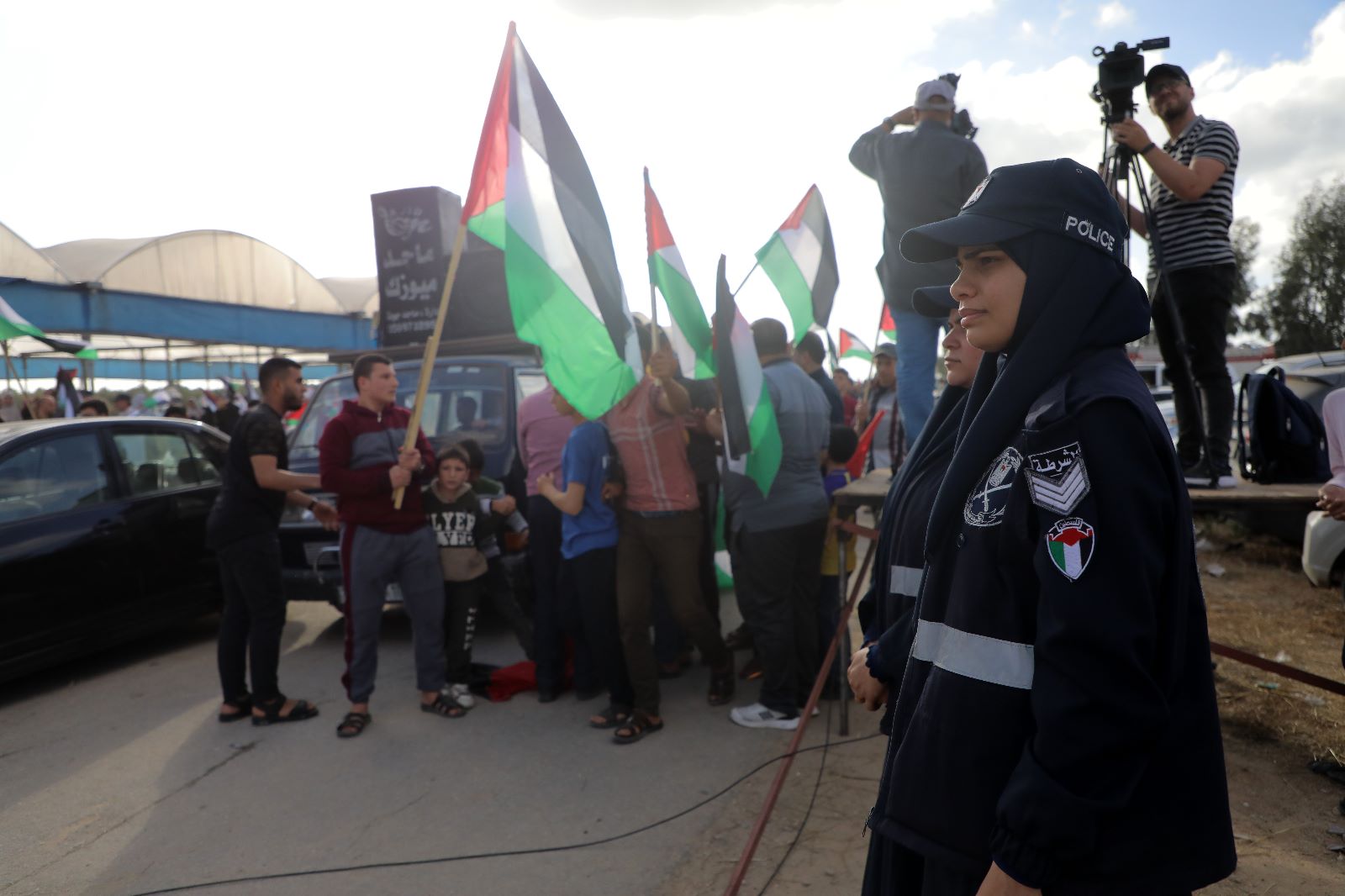 أجهزة "الداخلية" تساند المواطنين بفعالية "مسيرة الأعلام الفلسطينية" شرق غزة