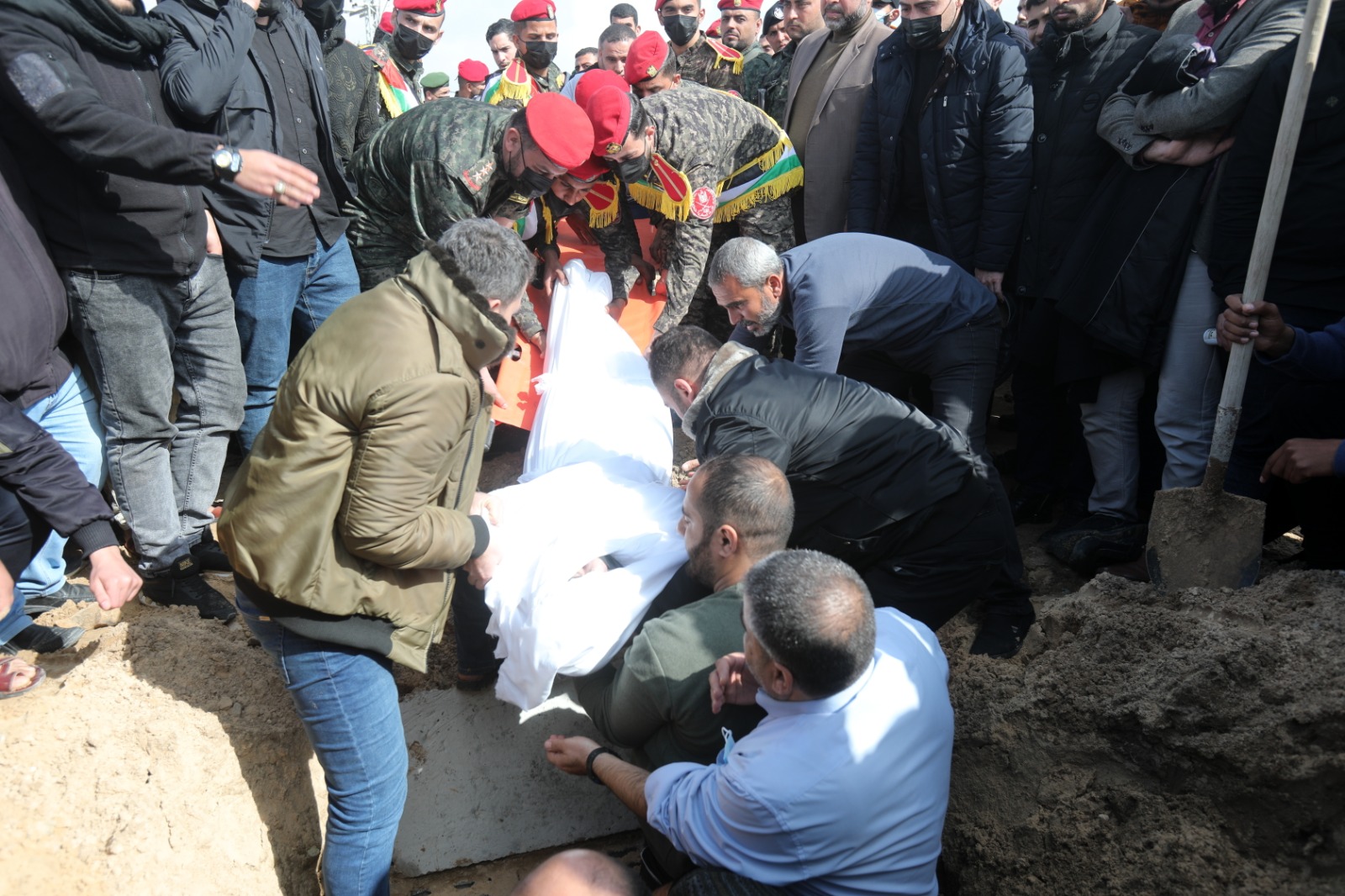 بمراسم عسكرية.. جماهير غزة تُشيع الوزير السابق زياد الظاظا