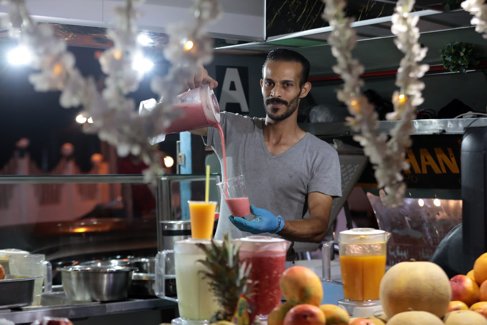 أجواء اصطياف المواطنين في غزة على شاطئ البحر والشريط الساحلي في ظل ارتفاع درجات الحرارة.