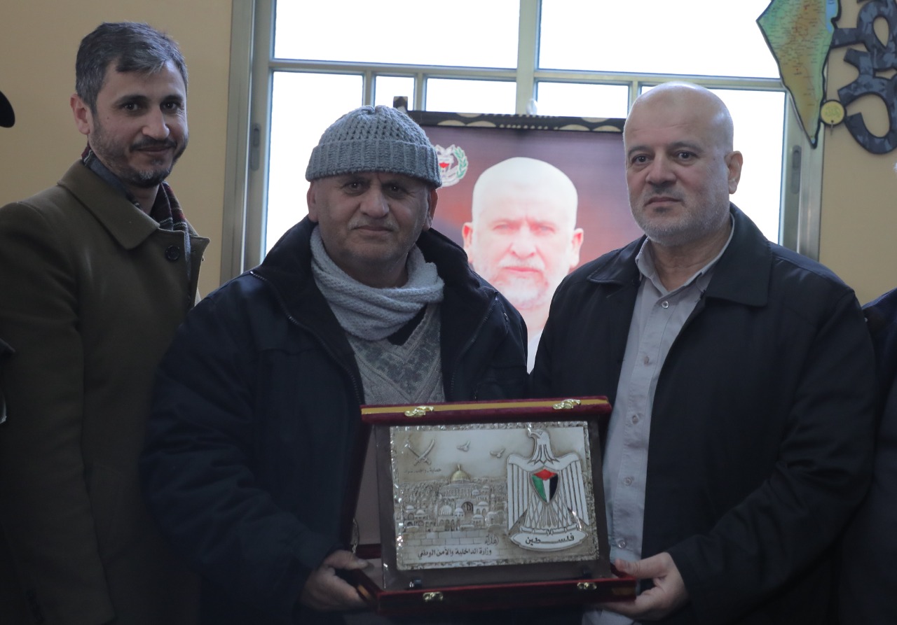 قيادة "الداخلية" تزور عائلة الوزير الشهيد سعيد صيام في الذكرى 14 لاستشهاده