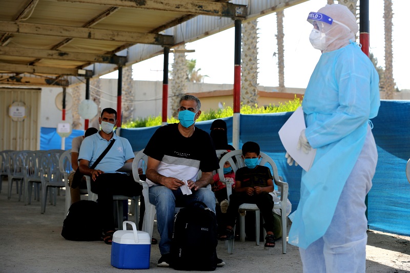 توافد المسافرين العائدين عبر معبر رفح في أول أيام فتحه استثنائياً