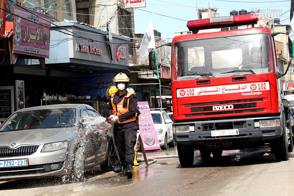 الدفاع المدني يُشارك في مبادرات للتعقيم بمحافظات القطاع لمكافحة جائحة كورونا