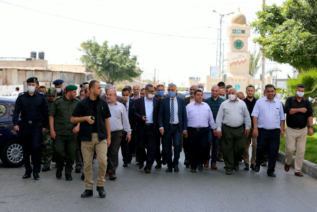 وفد حكومي رفيع يُقدم واجب العزاء بوفاة الراحل "شلّح"