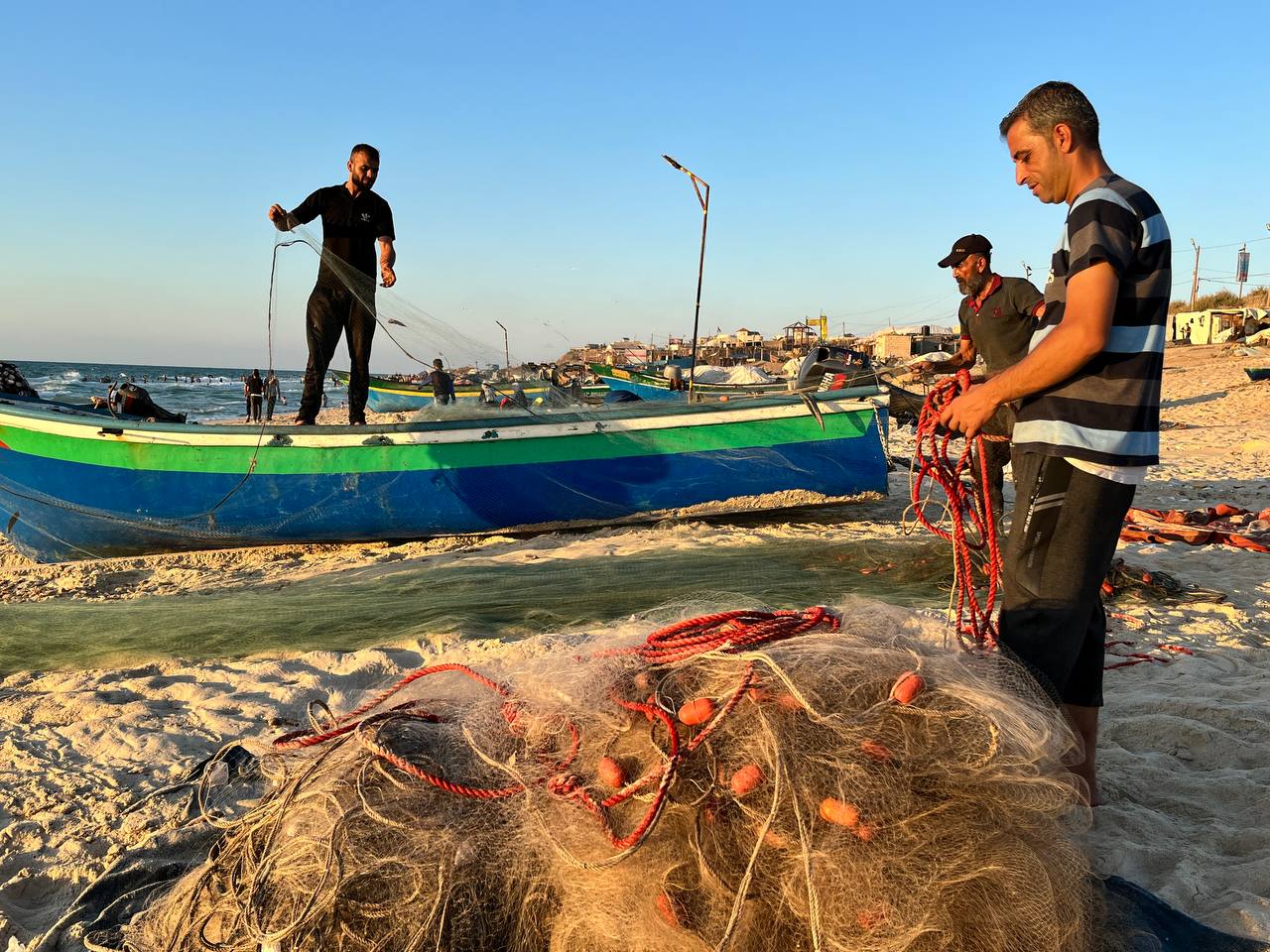 اصطياف المواطنين بغزة على شاطئ البحر وعدد من الأماكن الترفيهية خلال الإجازة الأسبوعية