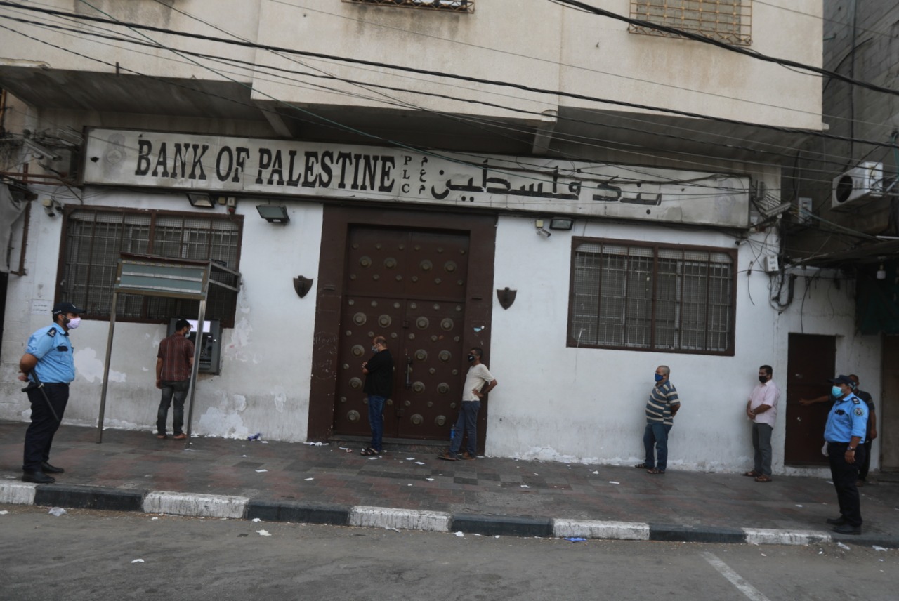 الأجهزة الأمنية والشرطية تُنظم آلية صرف رواتب الموظفين وفق إجراءات السلامة