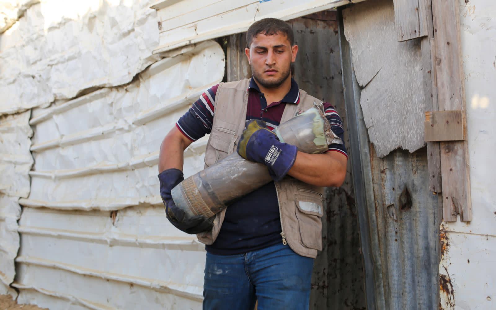 عمل فرق هندسة المتفجرات بالشرطة في تحييد خطر مخلفات الاحتلال