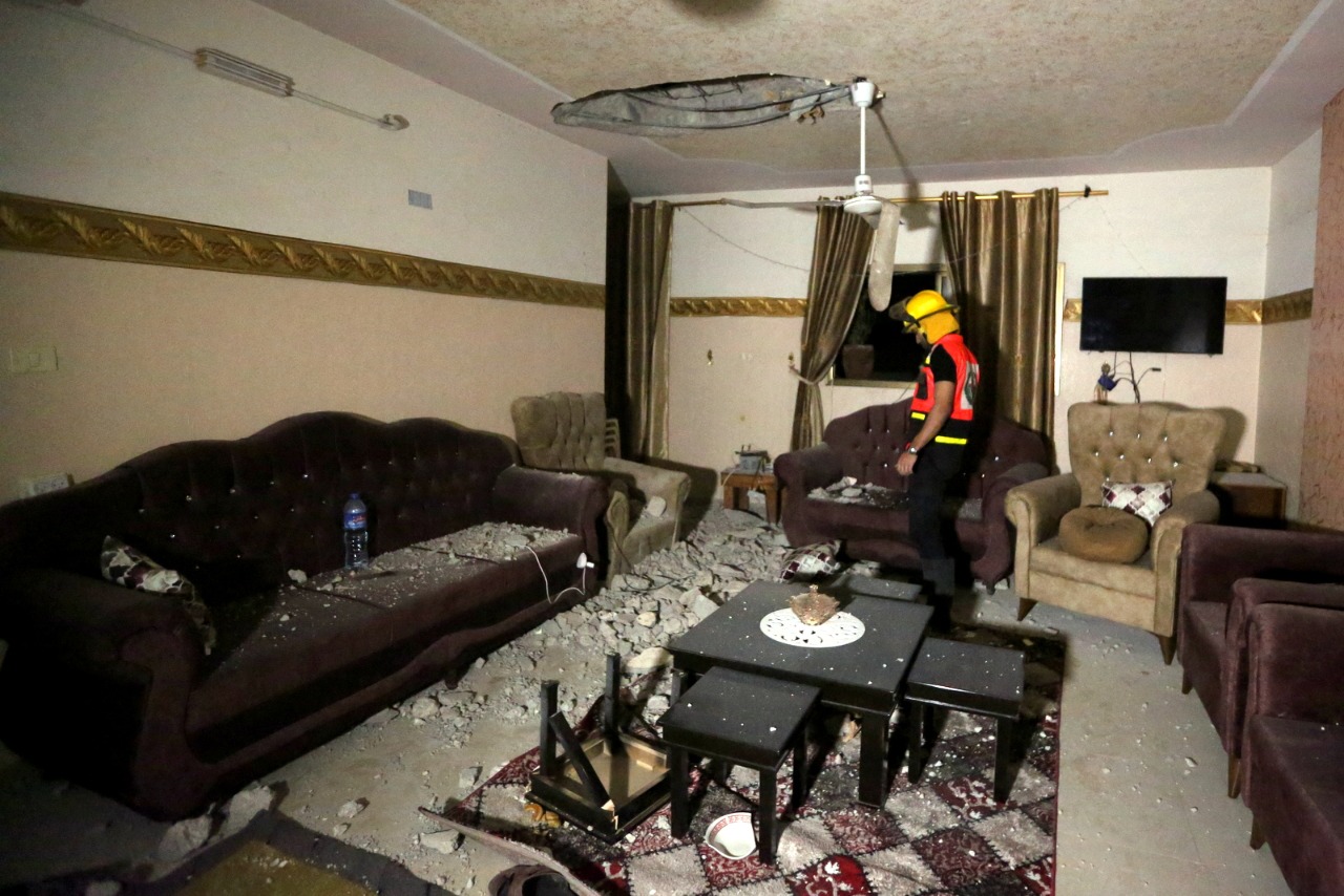 الدفاع المدني يُتابع آثار العدوان الإسرائيلي