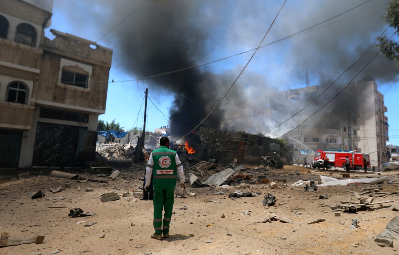 الدفاع المدني يُتابع آثار العدوان الإسرائيلي