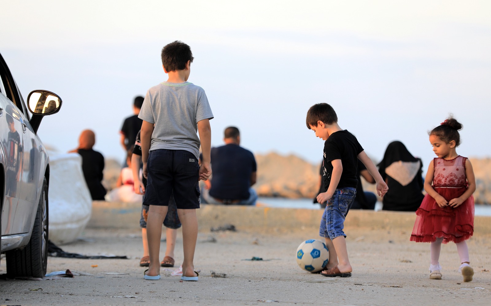 قضاء المواطنين في غزة الإجازة الأسبوعية على شاطئ البحـر