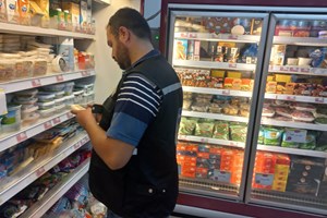 مباحث التموين بخانيونس تضبط طُني مواد غذائية مخالفة للمواصفات